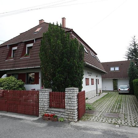 Fuevesi Vendeghaz Hotel Balatonfured Ngoại thất bức ảnh